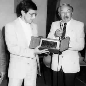 1987.remise de la plaquette fédérale au président de la champagnolaise par la F.F.G